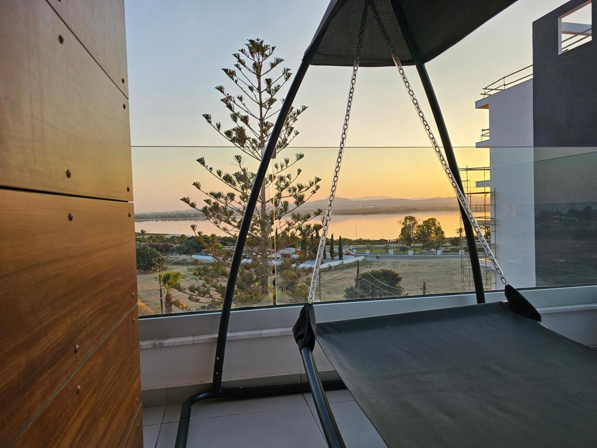 Majestic Sunset Salt Lake Views 300M From Beach 라르나카 외부 사진